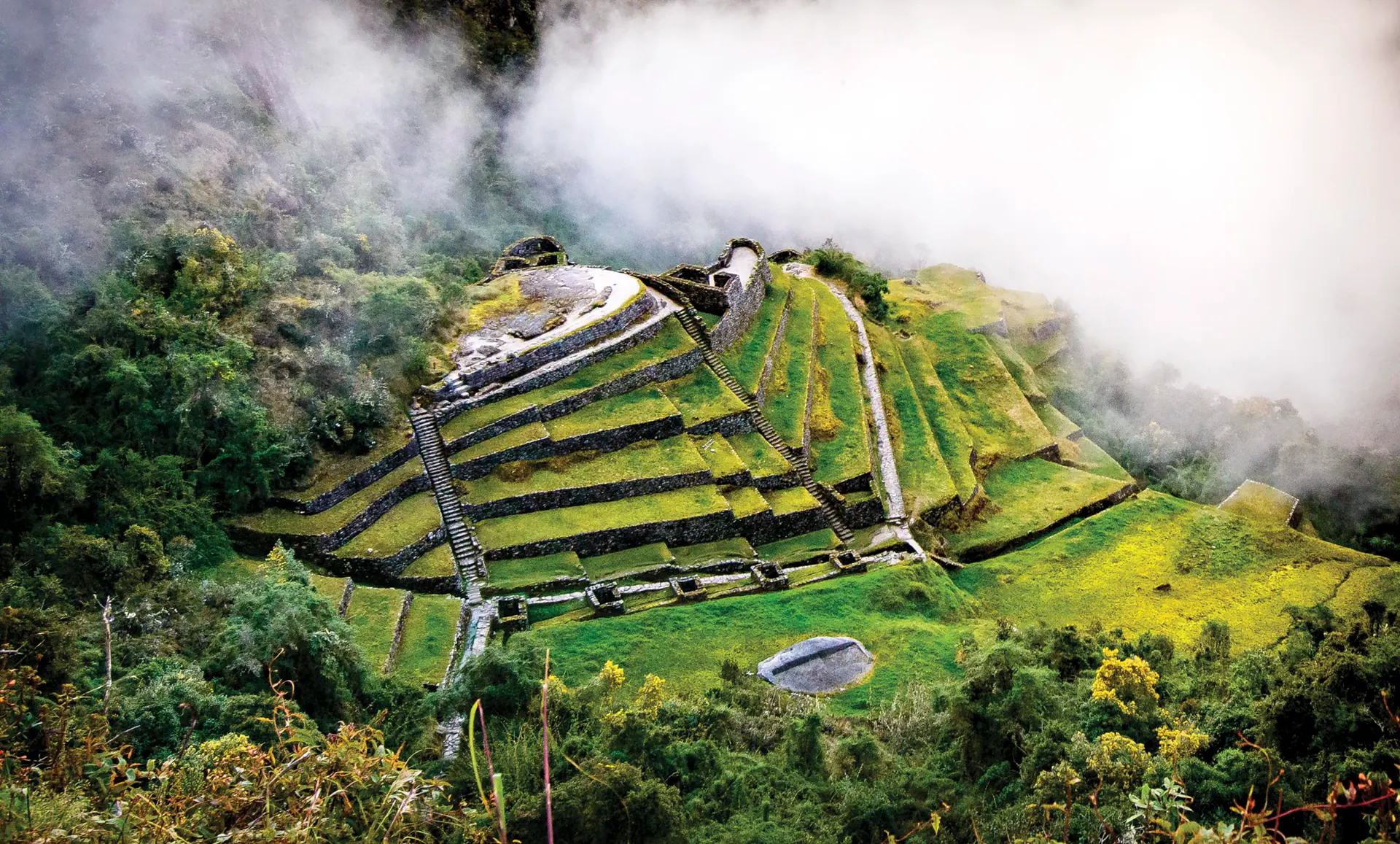 Terrazas incas emergiendo del bosque nuboso cerca de Machu Picchu