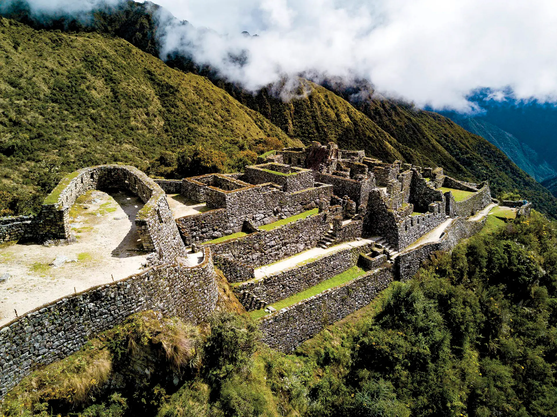 Las ruinas del Camino Inca de Sayacmarca bajo los Andes