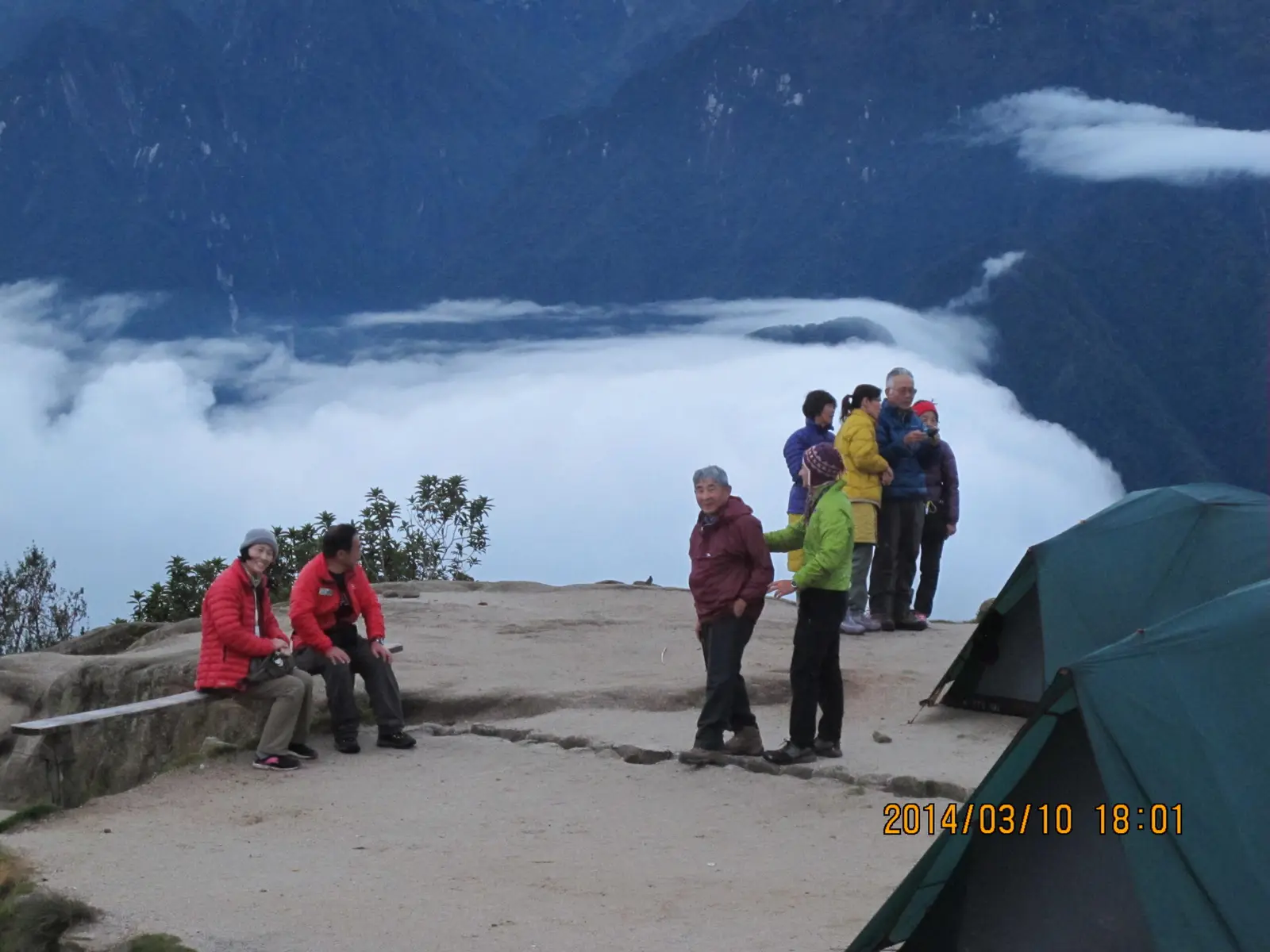 Voyageurs s'arrêtant au-dessus des Andes avant Machu Picchu