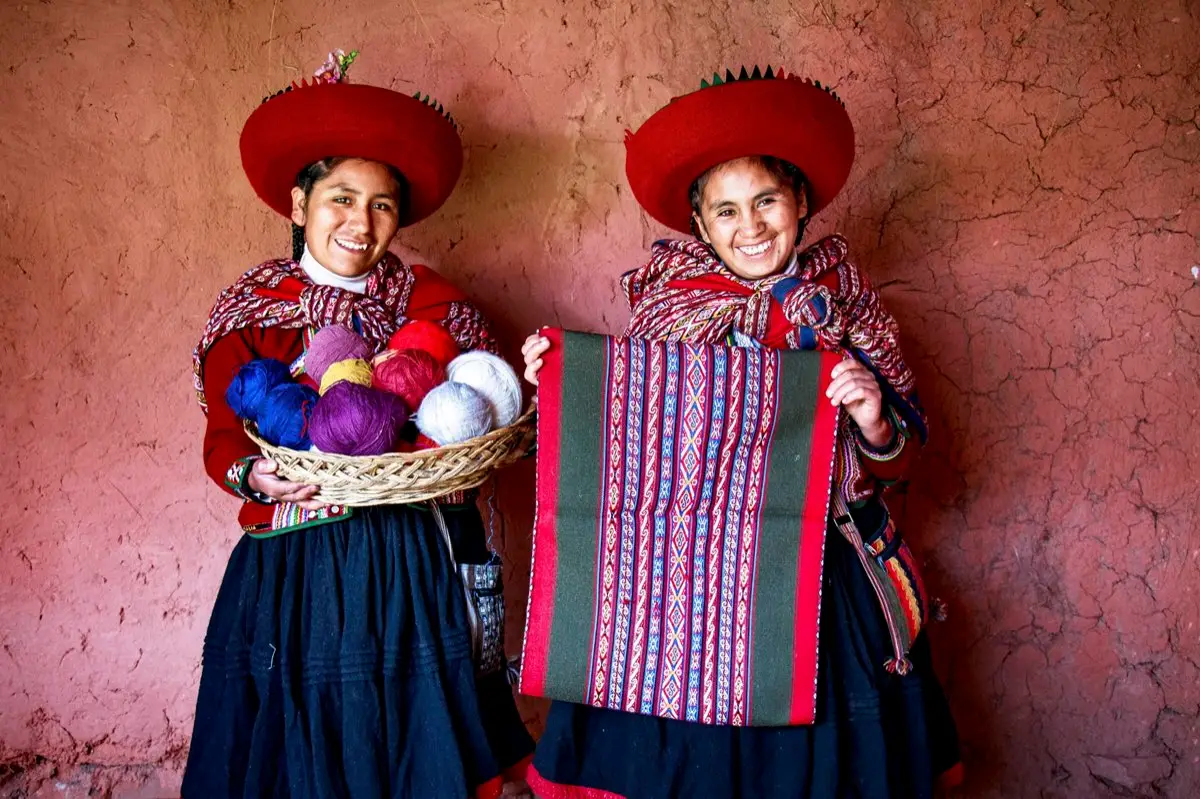 Mujeres locales con ropa tradicional Cusco