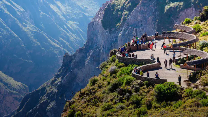 Viajeros y guías en una cordillera andina