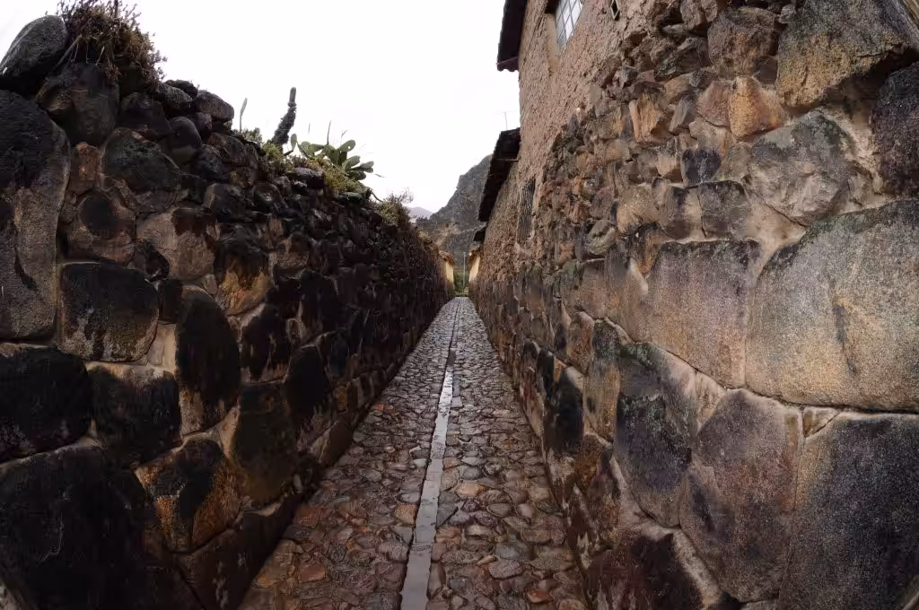 Rue étroite en pierre et canal d'eau à Ollantaytambo