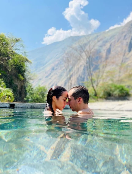 cocalmayo-hot-springs-santa-teresa Couple embracing in a mountain hot spring in Machu Picchu Luxury Tour